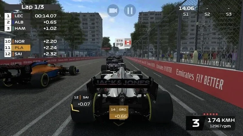 F1 Mobile Racing Mod có lượng người chơi thực cao